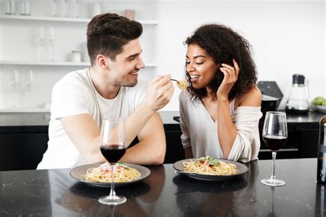 avond date idee|10 ideeën voor een date night thuis 